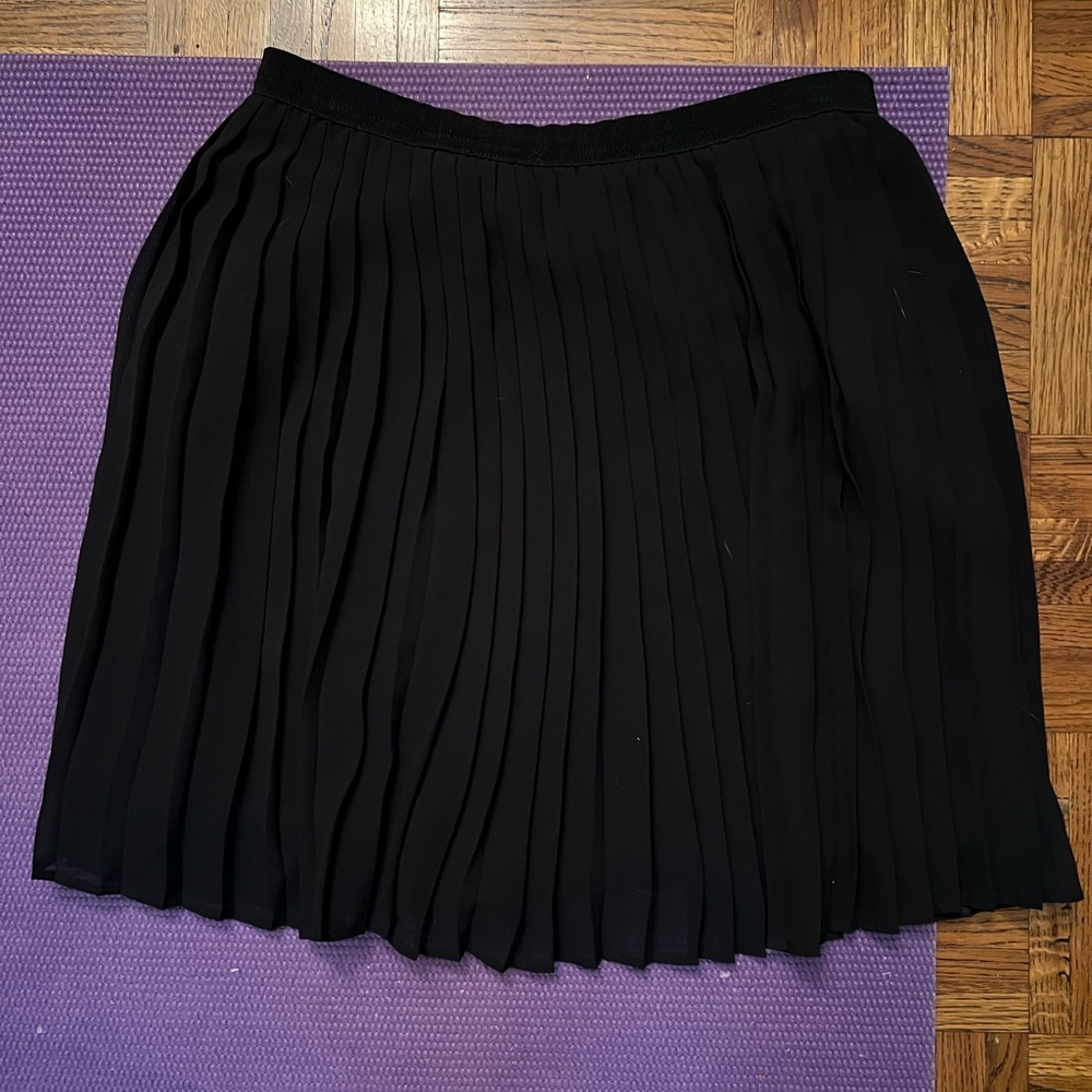 Uniqlo Medium Black Pleated Skirt